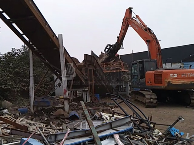 廢舊汽車(chē)粉碎現(xiàn)場(chǎng)