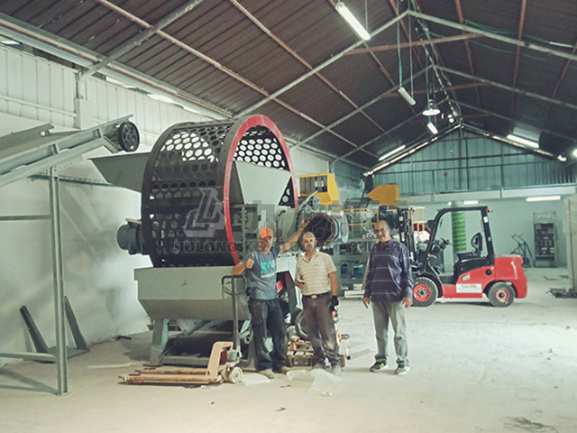 以色列輪胎粉碎生產(chǎn)線(xiàn)現(xiàn)場(chǎng)